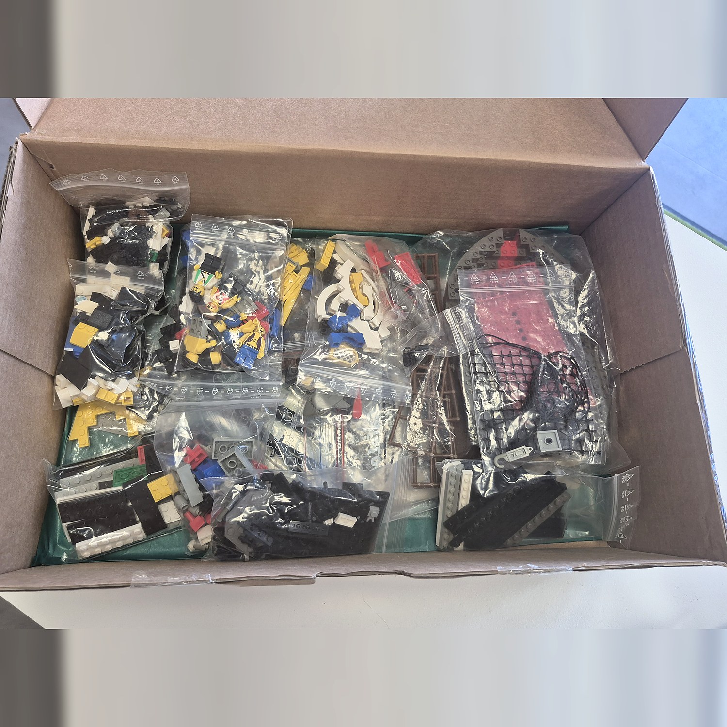 LEGO Piratenflaggschiff 6289 Second Life Set – sortierte Teile im Karton